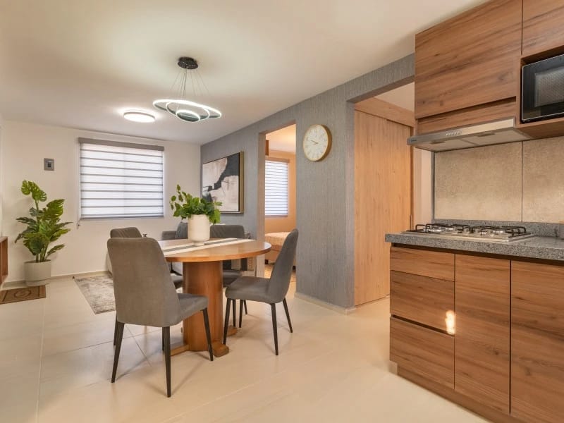 Comedor con cocina del modelo Antares del fraccionamiento Paseos del Roble en Inmobiliaria Javer