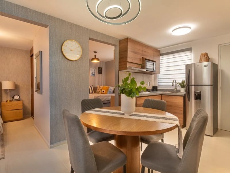 Comedor con cocina del modelo Antares del fraccionamiento Paseos del Roble en Inmobiliaria Javer