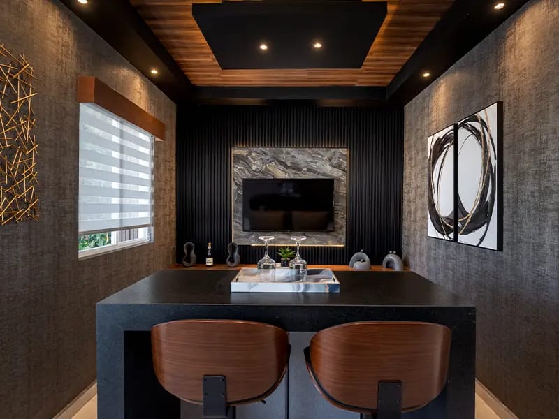 Sala de TV tipo lounge con barra en modelo Aura Elite 3N del fraccionamiento Bosques de la Sierra en inmobiliaria Javer de Nuevo León.